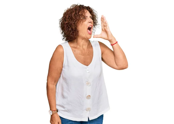 Mooie Middelbare Leeftijd Volwassen Vrouw Draagt Casual Wit Shirt Schreeuwen — Stockfoto