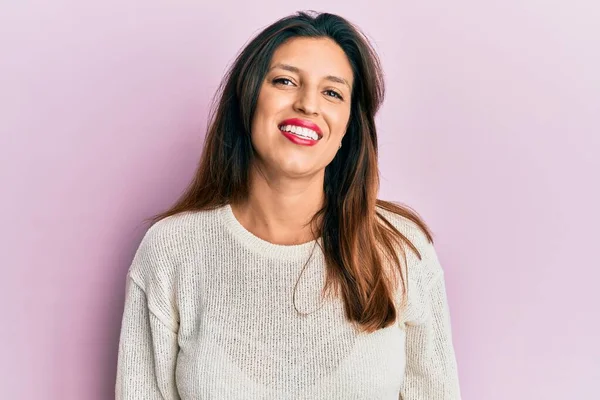 Hermosa Mujer Hispana Vistiendo Ropa Casual Sonriendo Con Una Idea —  Fotos de Stock