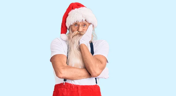 Gri Saçlı Uzun Sakallı Pantolon Askılı Noel Baba Kostümü Giyen — Stok fotoğraf