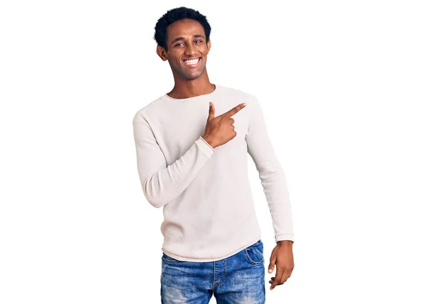 Hombre Guapo Africano Vistiendo Suéter Casual Invierno Alegre Con Una —  Fotos de Stock