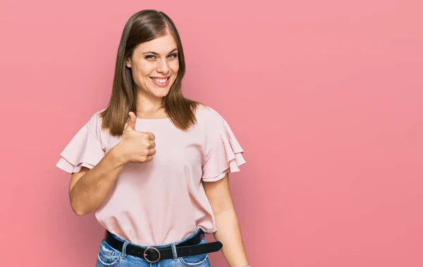 Mooie Blanke Vrouw Draagt Casual Kleding Doet Vrolijke Duimen Omhoog — Stockfoto