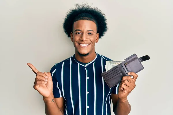 Hombre Afroamericano Con Pelo Afro Sosteniendo Billetera Billetes Dólares Sonriendo — Foto de Stock