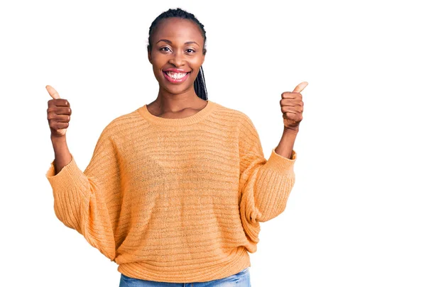 Jonge Afro Amerikaanse Vrouw Draagt Casual Kleding Succes Teken Doen — Stockfoto