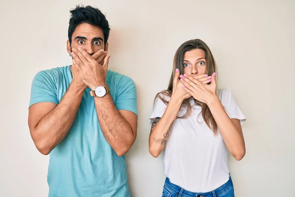 Bella Giovane Coppia Fidanzato Fidanzata Insieme Scioccato Coprendo Bocca Con — Foto Stock