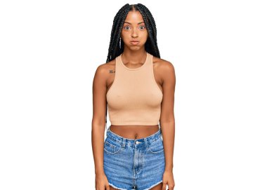 Gündelik kıyafetler giyen güzel İspanyol kadın komik yüzlü yanakları şişiriyor. Havayla şişmiş ağız, çılgın bir ifade.. 