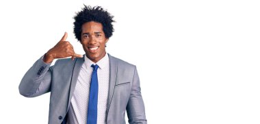 Afro saçlı, iş ceketi giymiş, gülümseyen, el ve parmaklarıyla telefonla konuşan yakışıklı Afro-Amerikan bir adam. iletişim kavramları. 