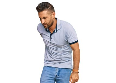 Sırt ağrısı çeken, sakallı yakışıklı bir adam. Sırt ağrısı çeken, elle dokunan, kas ağrısı çeken. 