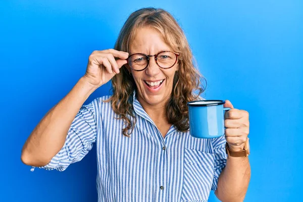 Orta Yaşlı Gözlüklü Kahve Içen Kahkahalarla Gülen Bir Sarışın Kadın — Stok fotoğraf