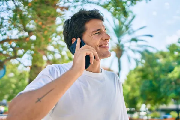 Jonge Kaukasische Man Glimlachend Gelukkig Praten Smartphone Stad — Stockfoto