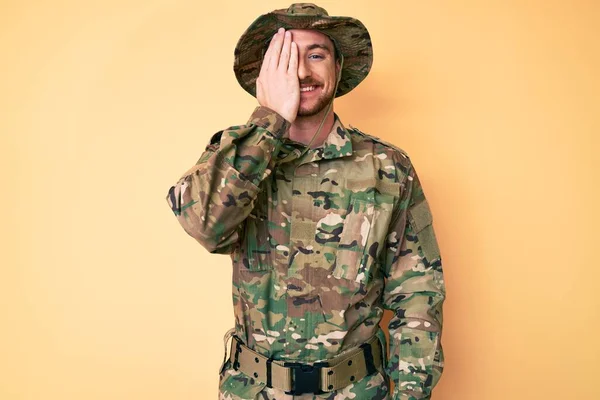 Joven Hombre Caucásico Vistiendo Uniforme Camuflaje Ejército Cubriendo Ojo Con — Foto de Stock