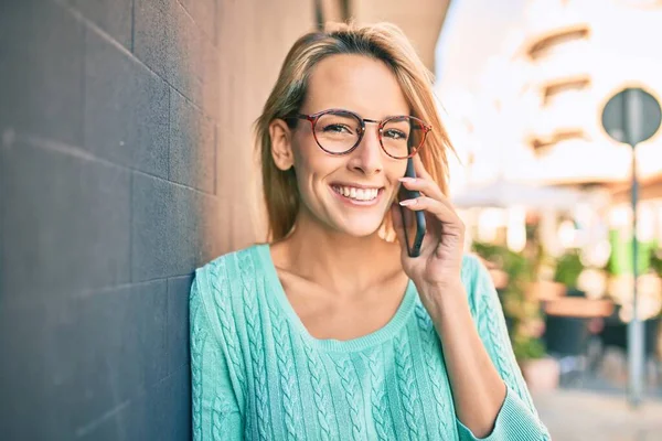 Mujer Rubia Joven Sonriendo Feliz Hablando Teléfono Inteligente Ciudad — Foto de Stock