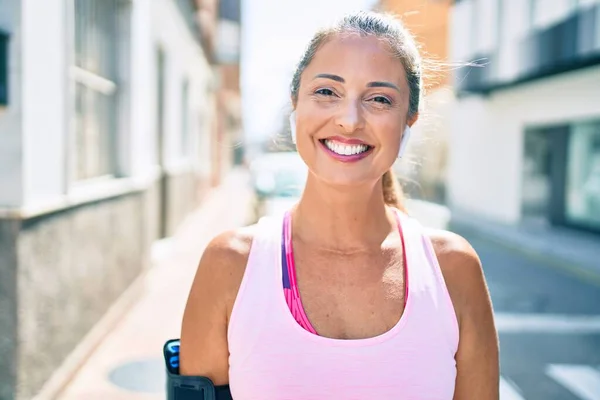 Middle Age Sportswoman Smiling Happy Training City — Stock Photo, Image