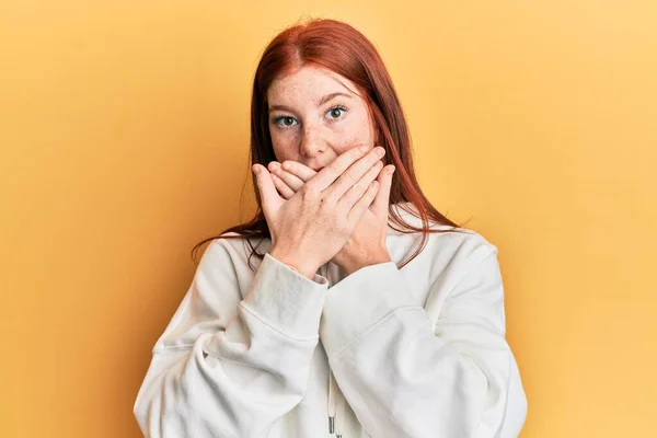 Jeune Fille Rousse Portant Sweat Décontracté Choqué Couvrant Bouche Avec — Photo