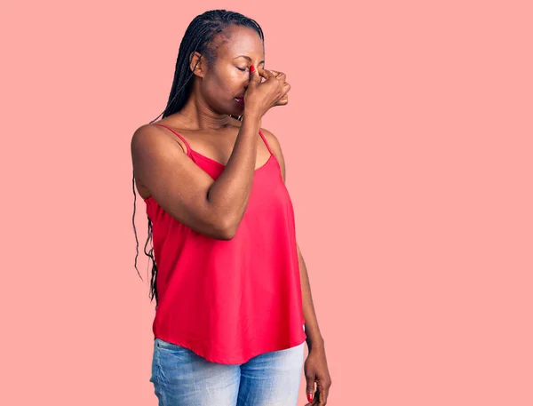Młoda Afroamerykanka Luźnych Ciuchach Zmęczona Masowaniem Nosa Oczu Zmęczona Bólem — Zdjęcie stockowe