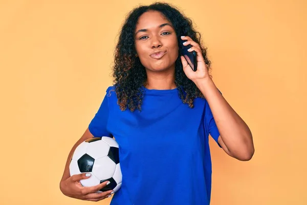 Jovem Afro Americana Segurando Bola Futebol Falando Smartphone Olhando Para — Fotografia de Stock