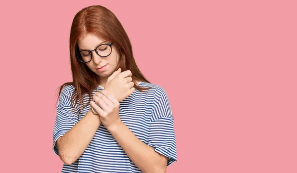 Joven Leer Cabeza Mujer Usando Ropa Casual Gafas Que Sufren — Foto de Stock