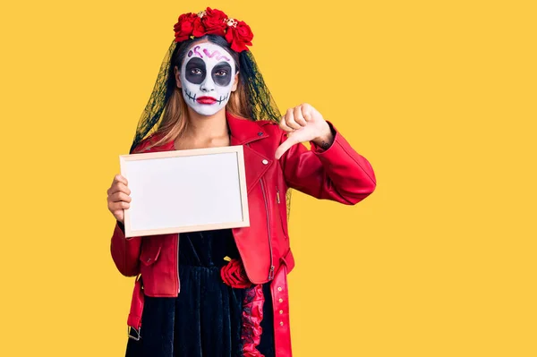 Woman Wearing Day Dead Costume Holding Empty White Chalkboard Angry — ストック写真