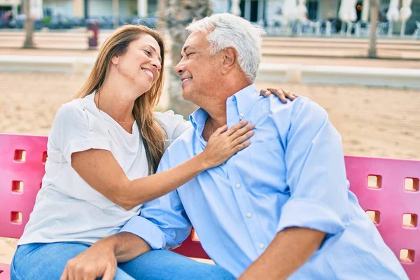 Middelbare Leeftijd Hispanic Paar Glimlachen Gelukkig Knuffelen Zitten Bank Aan — Stockfoto