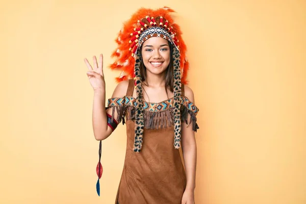 Jong Mooi Latijn Meisje Dragen Indiaans Kostuum Tonen Wijzen Met — Stockfoto