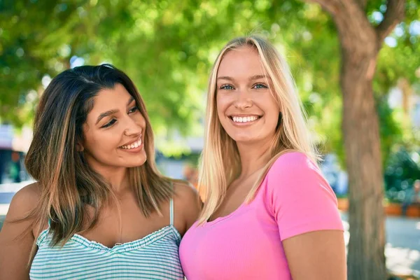 Deux Belles Jeunes Filles Amies Ensemble Amuser Ville — Photo