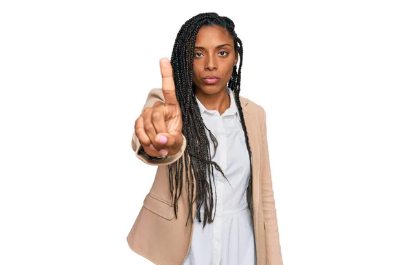 Mujer Afroamericana Con Chaqueta Negocios Señalando Con Dedo Hacia Arriba —  Fotos de Stock