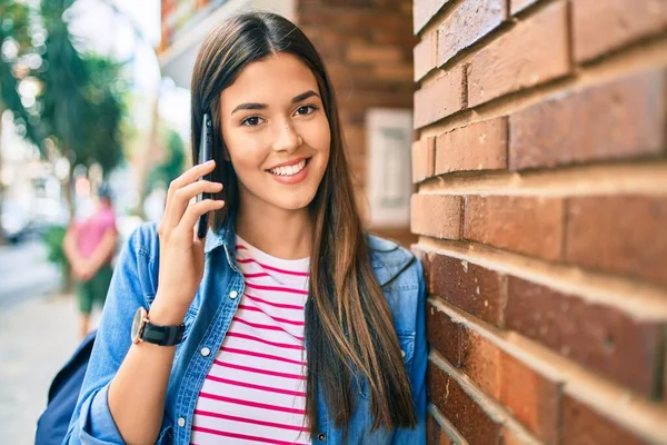 Mladý Hispánský Student Dívka Usměvavý Šťastný Mluvení Smartphone Městě — Stock fotografie