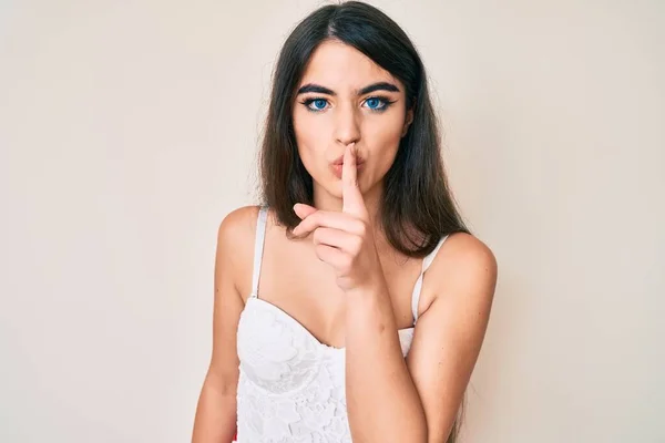 Brunetka Nastolatka Pozowanie Elegancki Prosząc Być Cicho Palcem Ustach Cisza — Zdjęcie stockowe