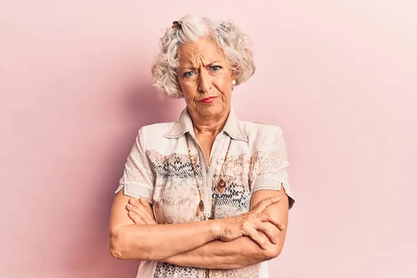 Femme Âgée Aux Cheveux Gris Portant Des Vêtements Décontractés Sceptique — Photo