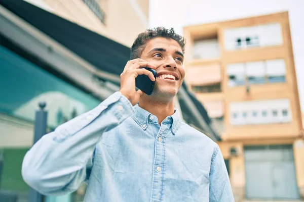 Jonge Latijnse Man Glimlachend Gelukkig Praten Smartphone Lopen Stad — Stockfoto