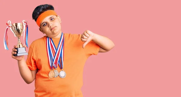 Küçük Çocuk Şampiyonluk Kupası Tutuyor Kızgın Yüzlü Madalyalar Takıyor Negatif — Stok fotoğraf