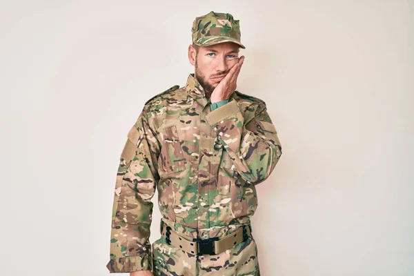Joven Hombre Caucásico Usando Camuflaje Uniforme Del Ejército Pensando Que — Foto de Stock