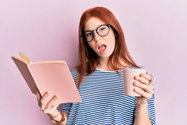 Young Red Head Girl Reading Book Drinking Cup Coffee Shock — Stock Photo, Image