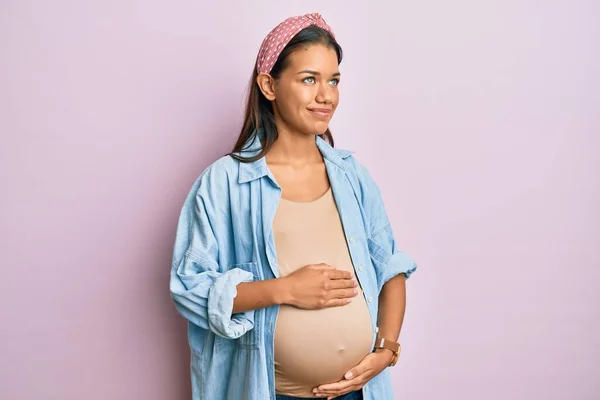 Schöne Hispanische Frau Erwartet Ein Baby Berührt Schwangerschaftsbauch Lächelnd Zur — Stockfoto