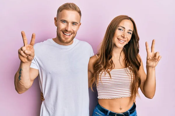 Casal Jovem Namorada Namorado Abraçando Juntos Sorrindo Olhando Para Câmera — Fotografia de Stock