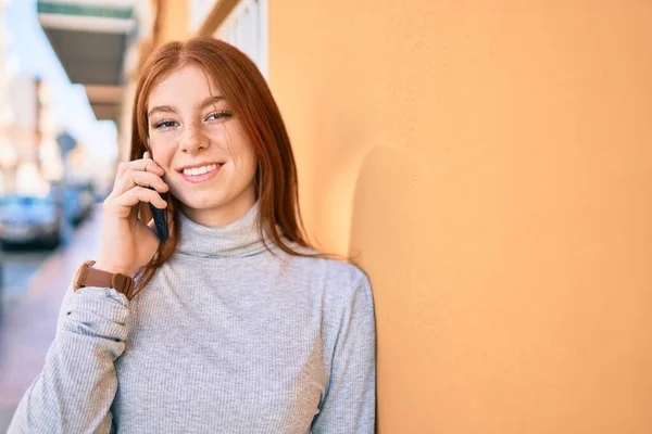 Young Irish Teenager Girl Smiling Happy Talking Smartphone City — ストック写真