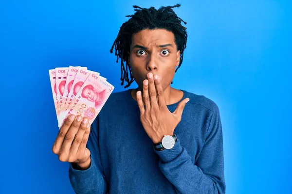 Joven Afroamericano Con Billetes Chinos Yuanes Cubriendo Boca Con Mano — Foto de Stock
