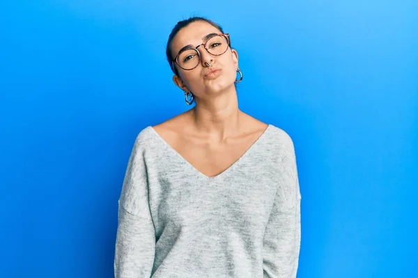 Joven Morena Con Piercing Vistiendo Ropa Casual Gafas Mostrando Apuntando — Foto de Stock