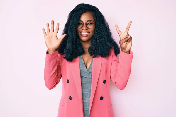 Schöne Afrikanerin Mit Businessjacke Und Brille Zeigt Mit Finger Nummer — Stockfoto