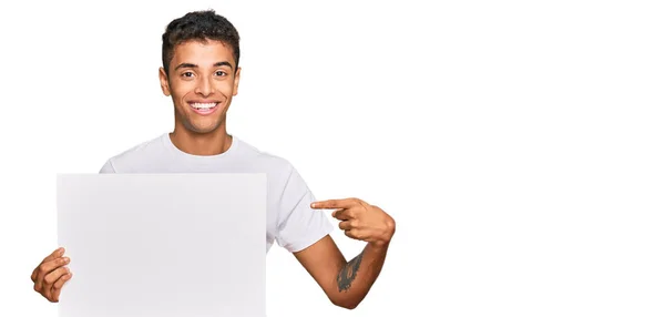 Jovem Bonito Homem Afro Americano Segurando Banner Vazio Branco Sorrindo — Fotografia de Stock