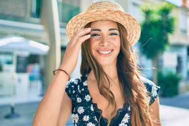 Genç İspanyol kadın tatilde. Gülümsüyor. Şehrin caddesinde mutlu yürüyüşler..