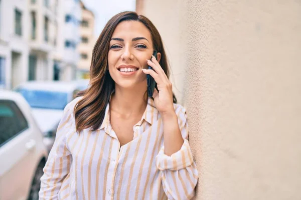 Jonge Hispanic Vrouw Glimlachen Gelukkig Praten Smartphone Stad — Stockfoto