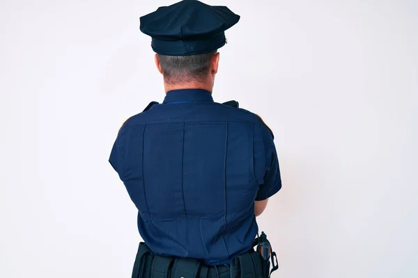 Giovane Uomo Caucasico Indossa Uniforme Della Polizia Piedi All Indietro — Foto Stock