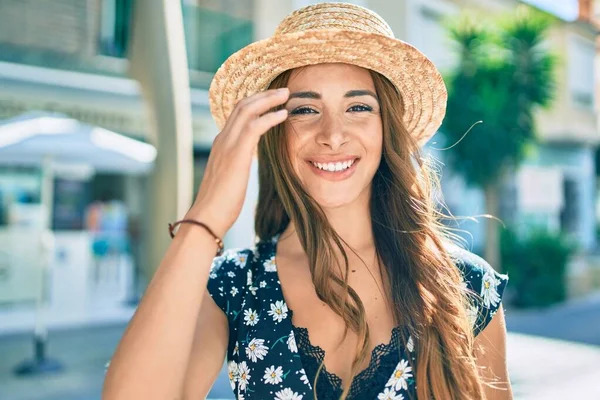 Jonge Latijns Amerikaanse Vrouw Vakantie Glimlachend Gelukkig Wandelen Straat Van — Stockfoto