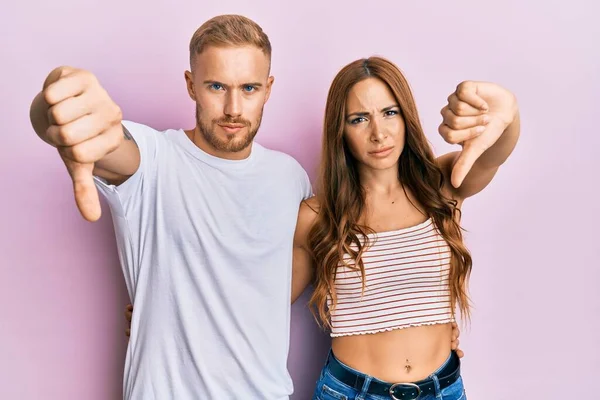 Jonge Stel Van Vriendin Vriend Knuffelen Staan Samen Kijken Ongelukkig — Stockfoto