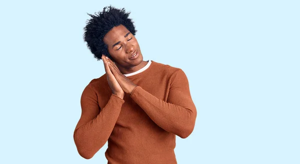 Bonito Homem Americano Africano Com Cabelo Afro Vestindo Roupas Casuais — Fotografia de Stock