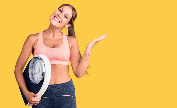 Jovem Bela Mulher Hispânica Vestindo Sportswear Segurando Máquina Pesagem Celebrando — Fotografia de Stock