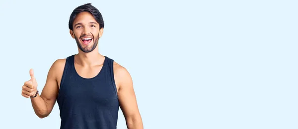 Hombre Hispano Guapo Usando Ropa Casual Sonriendo Feliz Positivo Pulgar — Foto de Stock