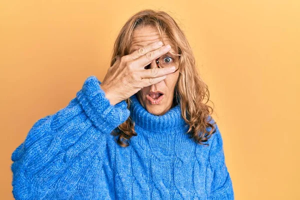 Orta Yaşlı Gözlüklü Kışlık Süveter Giyen Sarışın Bir Kadın Şoka — Stok fotoğraf