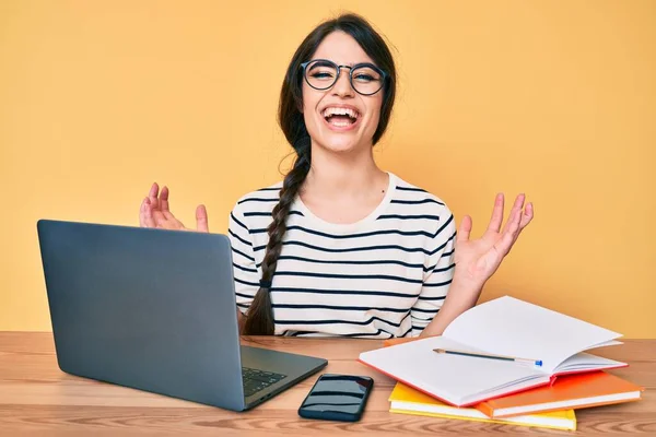 Menina Adolescente Morena Trabalhando Escritório Com Laptop Celebrando Louco Louco — Fotografia de Stock