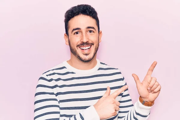 Jonge Spaanse Man Casual Kleding Glimlachend Kijkend Naar Camera Wijzend — Stockfoto